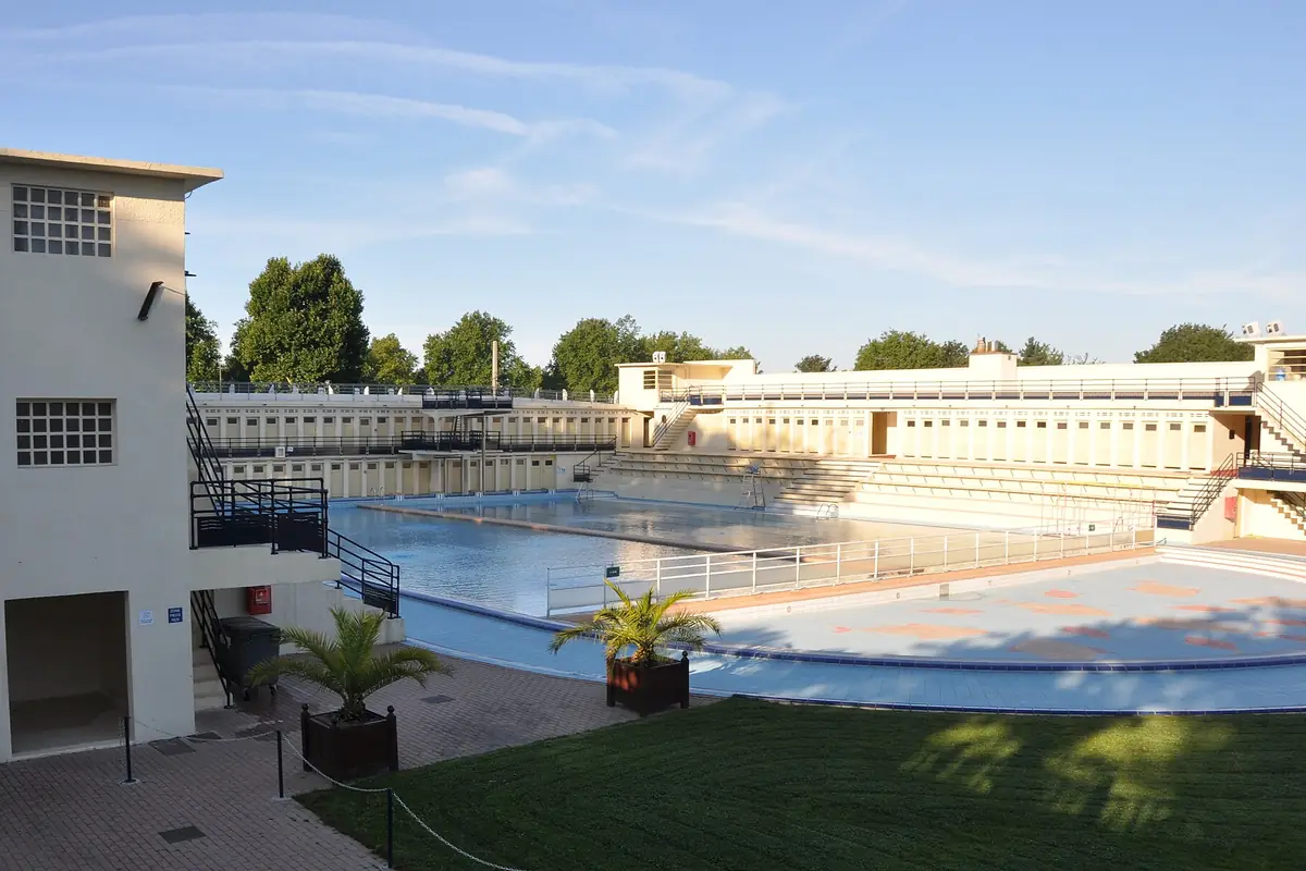 Le bassin extérieur Art déco de la piscine du Stade-Parc à Bruay-la-Buissière